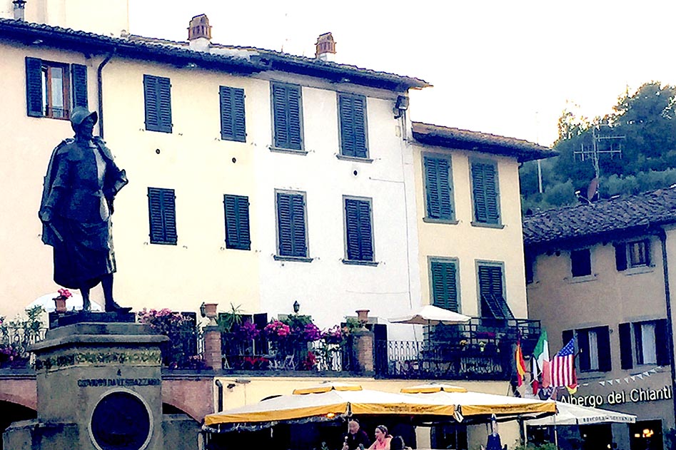 The central Piazza Giacomo Matteotti showing the prominent statue of Giovanni da Verrazzano. Also show the entrance to our accommodation in the bottom right hand corner...